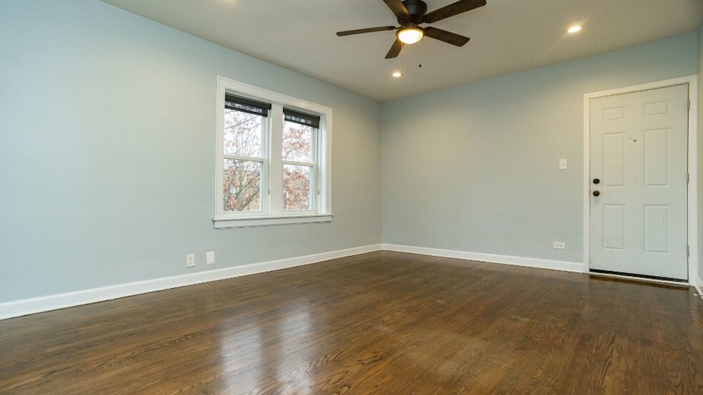 Building Photo - 3318 N Leclaire Ave