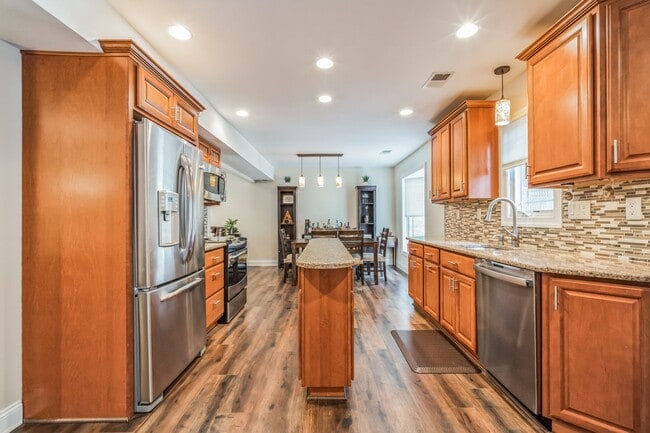 Building Photo - 5 Bedroom 2.5 Bath Single Home in Lafayette Hill, PA!