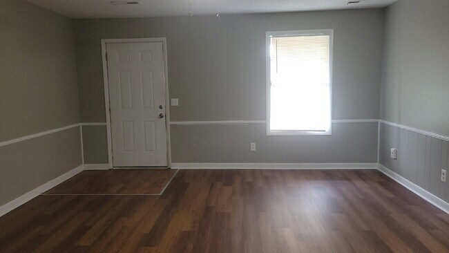 Building Photo - "1 month free.  Section 8 accepted. 1-Bedroom Retreat with Full Bath in Huntsville's Heart!"