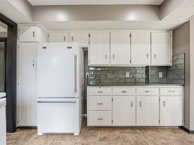 Building Photo - 15665 Fountain Hills Dr