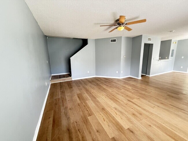 Building Photo - 3 bed 2.5 bath townhome in Gated Providenc...