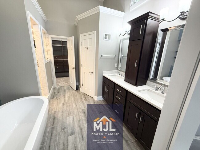 Building Photo - Executive 5 BR Cul-de-Saq Home In Blue Valley Schools | Private Wooded View | Finished Walkout Ba...