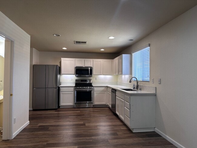 Building Photo - Nestled in a Quiet Community Of Palmdale