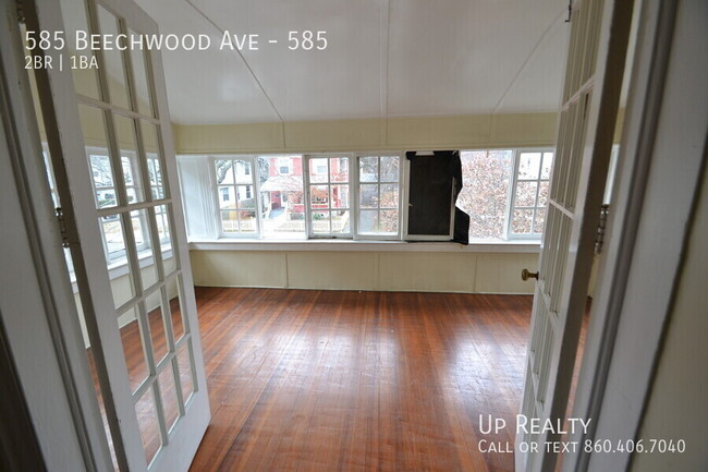 Building Photo - Spacious 2BR/1BA Apartment with Vaulted Ce...