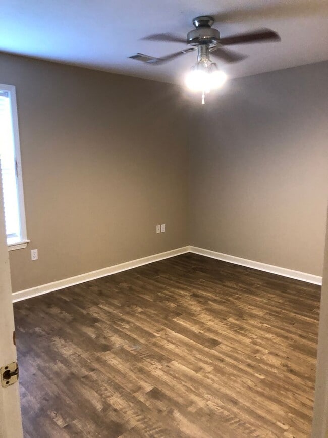 Building Photo - Charming 3-Bedroom Home in Northfield — Ready to Rent!