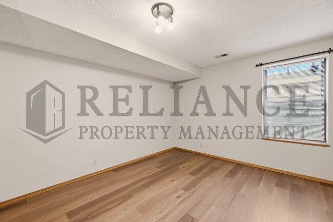 Building Photo - 516 N Lakeside Dr