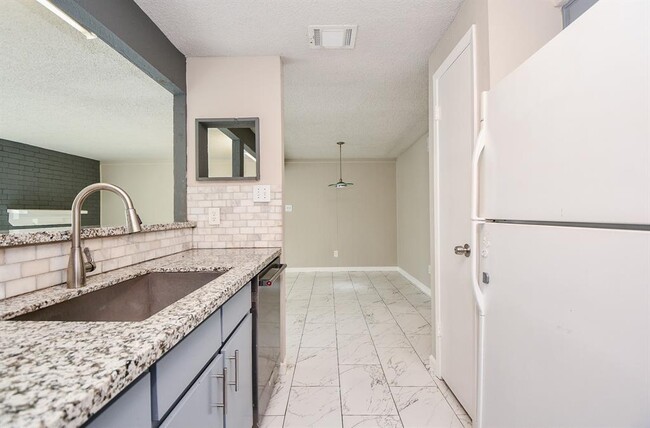 Building Photo - 12569 Wellington Park Dr