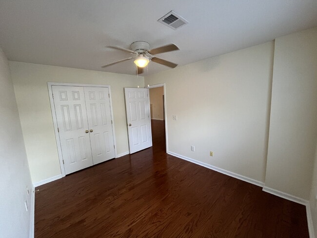 Building Photo - "Charming 3-Bed Townhouse with Granite Touches & Cozy Fireplace in Kernersville!"