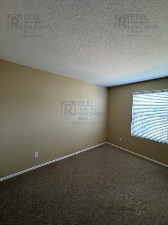 Building Photo - Ideal Layout! 4 Bedroom Home with Main Floor Bed/Bath & Open Loft