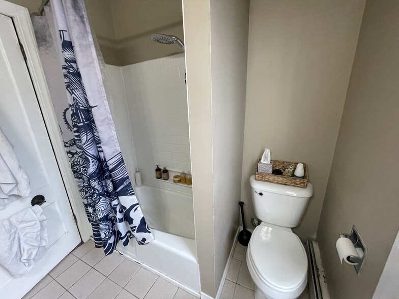 Full Bathroom - 395 Hanover St