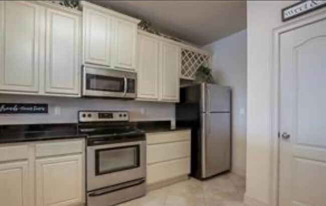 Building Photo - 3 bed, 3 bath, furnished condominium available now