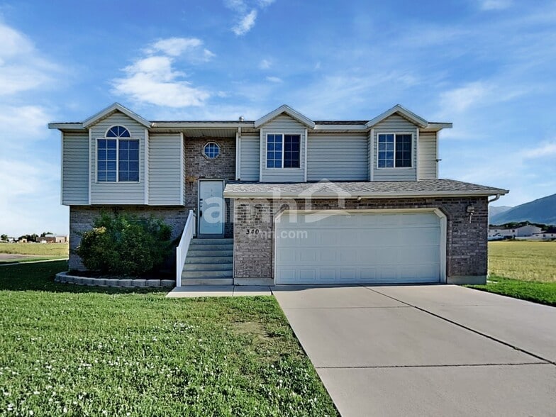 Primary Photo - 340 W Oaks Dr