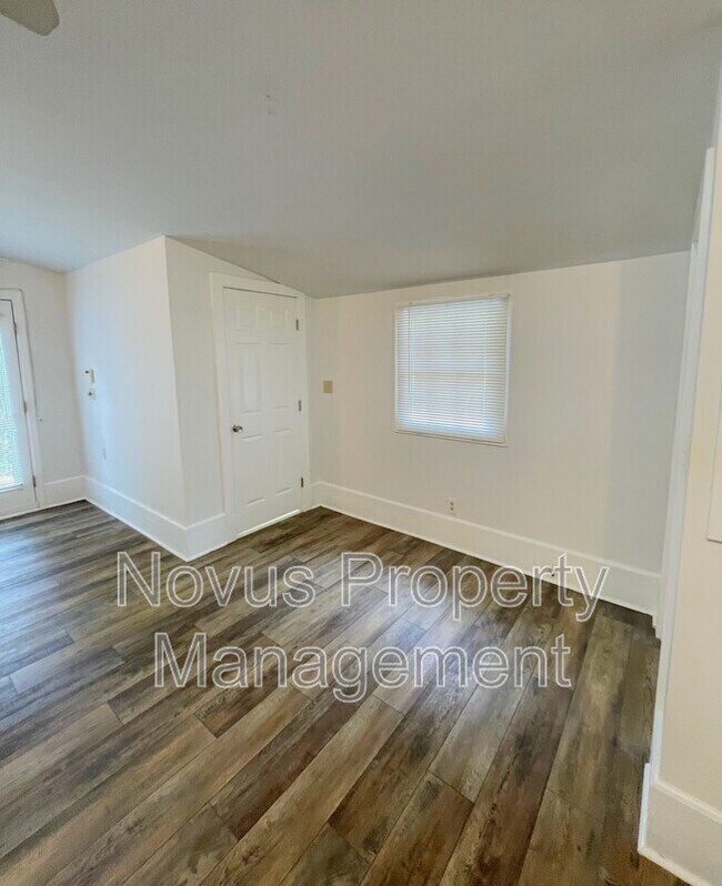 Building Photo - 328 Maple St