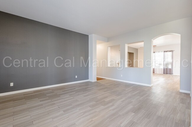 Building Photo - 3 Bedroom/2 Bath Home in Desired Southwest...