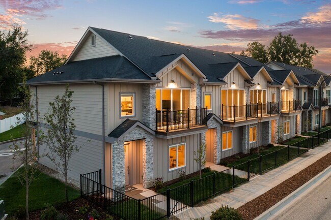 Building Photo - 2213 S Federal Way