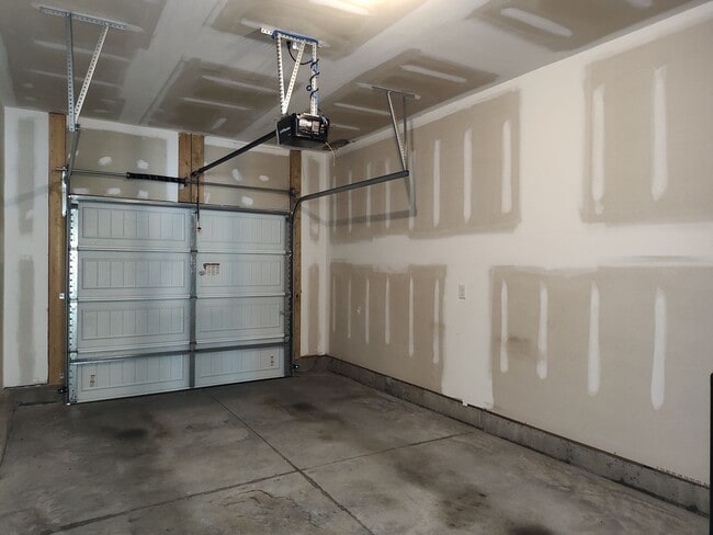 Building Photo - Charming End Unit Townhome located in the ...
