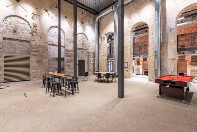 Building Photo - 1009 W Juneau Ave