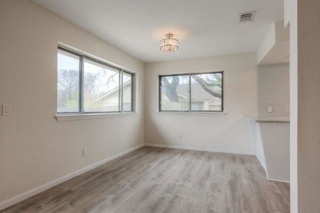 Building Photo - 2503 Versailles Dr