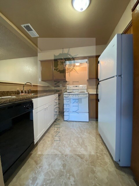 Building Photo - 1190 S Winery Ave