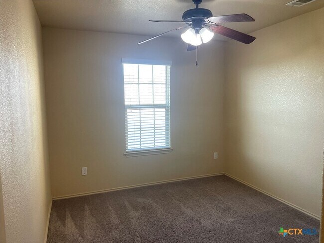 Building Photo - 2804 Hector Dr