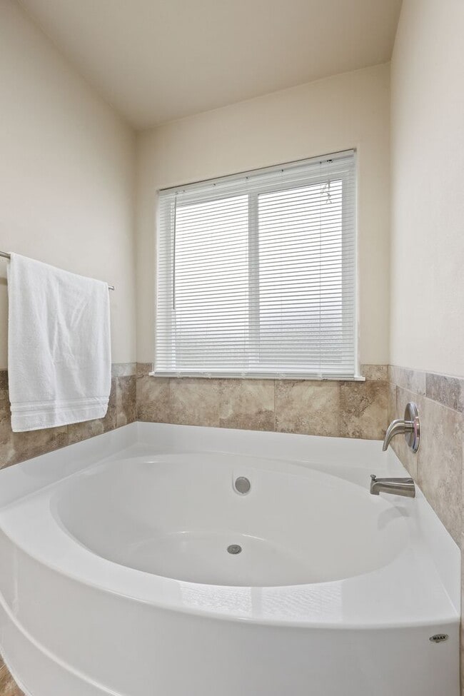 Building Photo - Well maintained 4 bedroom 2.5 bath home in Olympia School District.