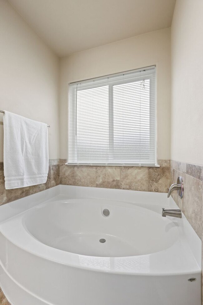 Building Photo - Well maintained 4 bedroom 2.5 bath home in...