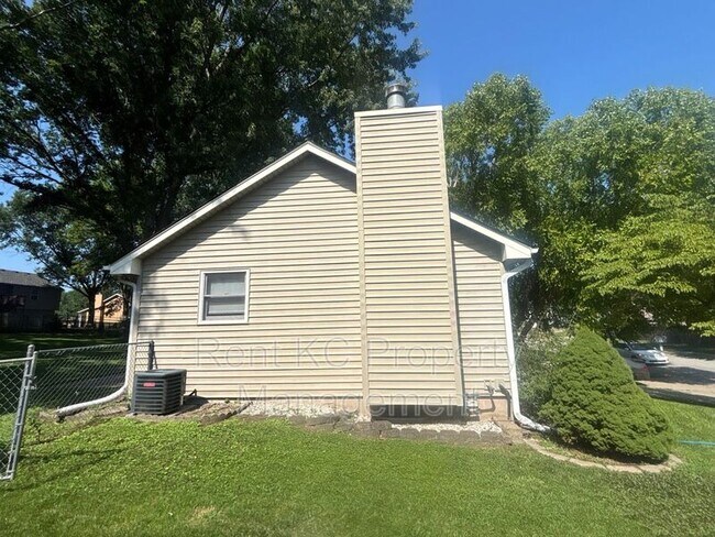 Building Photo - 2409 NE Carousel Cir