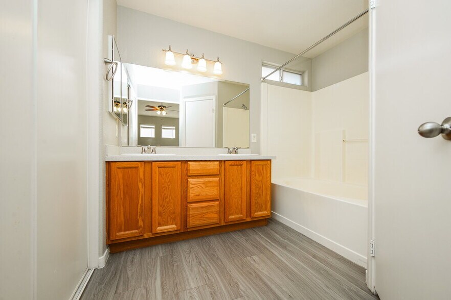 Building Photo - 3020 Sunrise Bay Ave