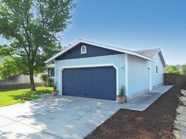 Building Photo - Newly Updated 3/2 Home in SW Redmond