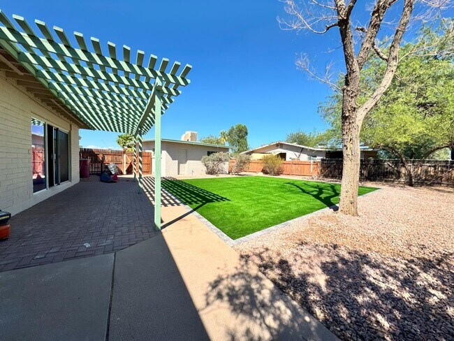 Building Photo - South Scottsdale huge corner lot 3 bedroom...