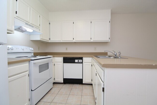 Building Photo - Gulf Breeze 2BR Apartment in Greenbriar with Large Bedrooms, Fenced Patio, Huge Backyard & Water/...