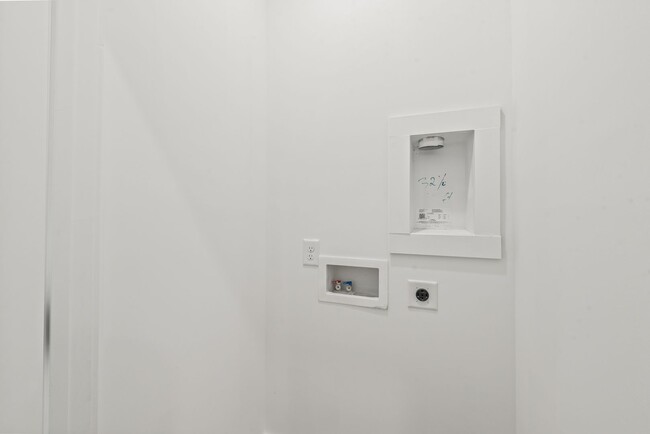 Building Photo - (Move-in Special) 3 Bedroom Townhome in LoSo!