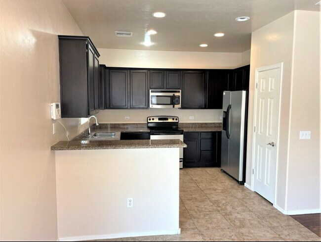 Building Photo - "Charming 4-Bed Home with 2.5 Baths in Tuc...