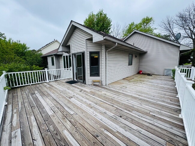 Building Photo - 9120 Trotters Ln
