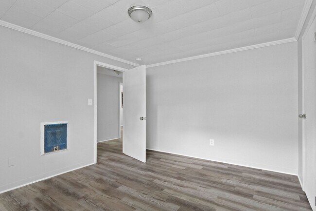 Building Photo - 427 Circle Dr