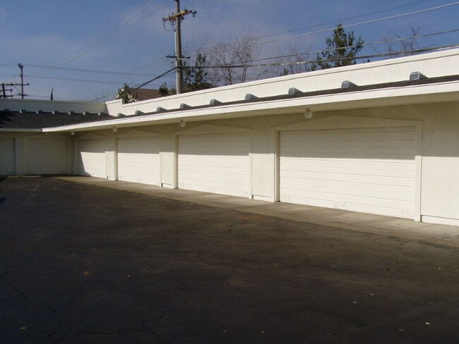 Building Photo - 6016 S Land Park Dr
