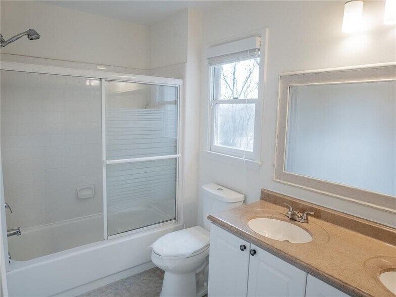 Building Photo - 1800 Riverglen Dr NW