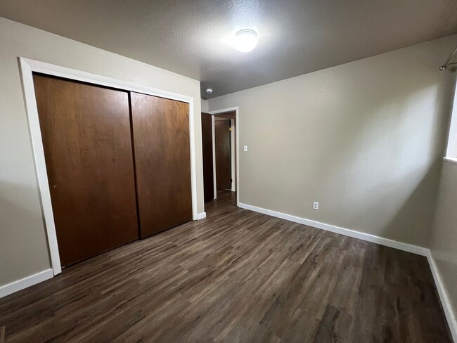 Building Photo - 3 bedroom 1.5 Bathroom Duplex Available Now!