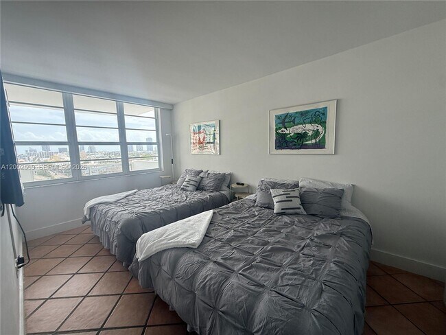 Building Photo - 100 Lincoln Rd