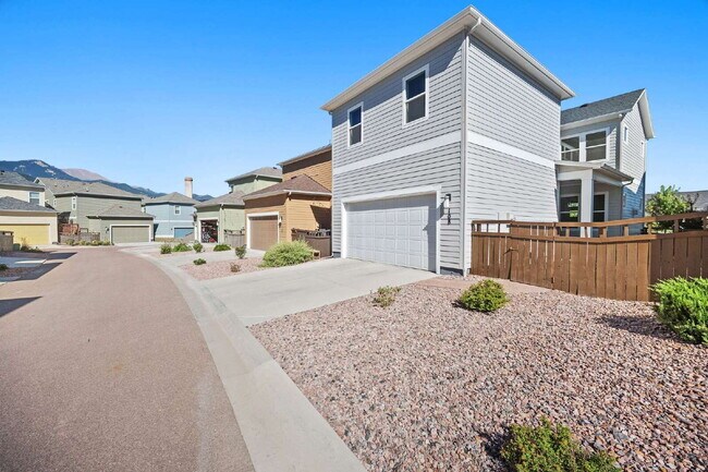 Building Photo - Modern 4 Bedroom, 2 Bathroom Westside Home with Balcony Views of Garden of the Gods!