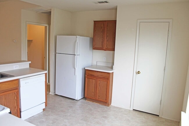 Building Photo - Lovely 3 BR 2 BA Home for Lease in Cross Oak Ranch Addition