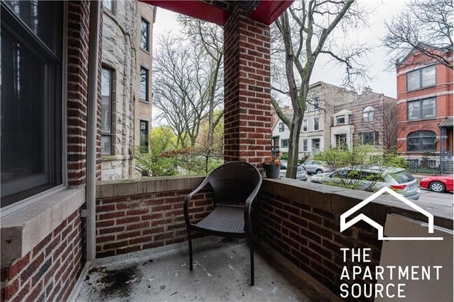 Building Photo - 1019 W Oakdale Ave