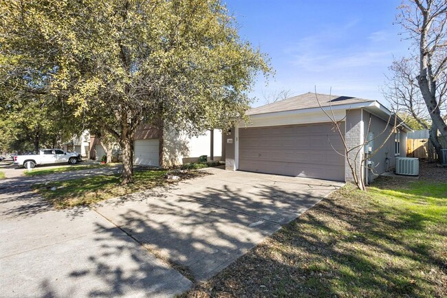 Building Photo - 8611 Davis Oaks Trail