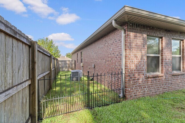 Building Photo - 27320 Lashay Dr