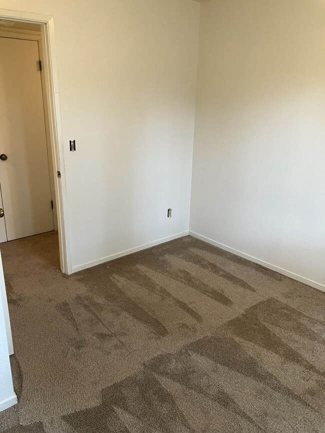 Building Photo - Two bedroom condo