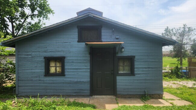 Building Photo - "Spacious 5-Bedroom Gem with 2 Full Baths in St. Louis – Your Ideal Family Home Awaits!"