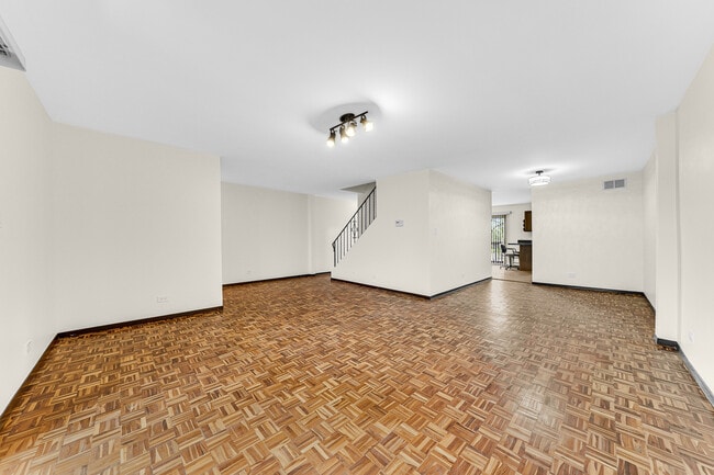 Building Photo - 561 Greenwood Rd