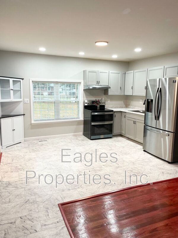 Building Photo - 104 Lane St