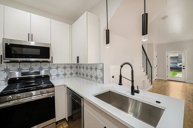 Building Photo - Front Duplex in Denver's Jefferson Park Neighborhood!