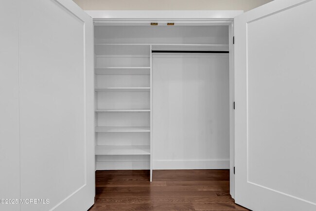 Building Photo - 320 Silver Lagoon Dr